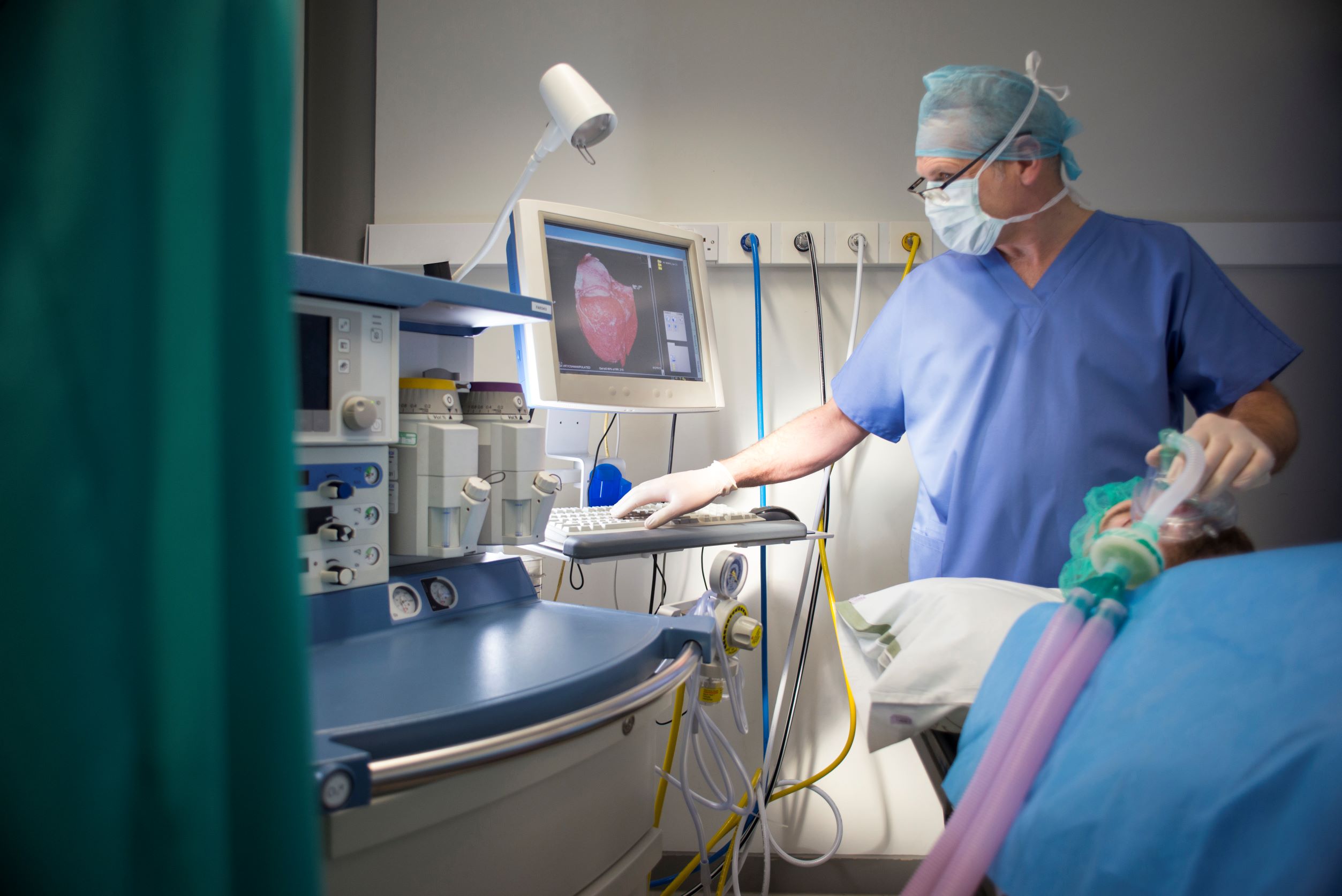 Partnering with an anesthesiology company in Michigan offers many benefits for an ambulatory surgery center, as represented by this image of an anesthesiologist with a patient.